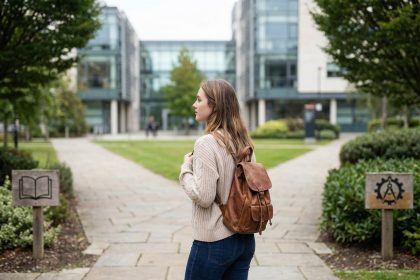Jeune femme h&eacute;sitante devant deux chemins universitaires